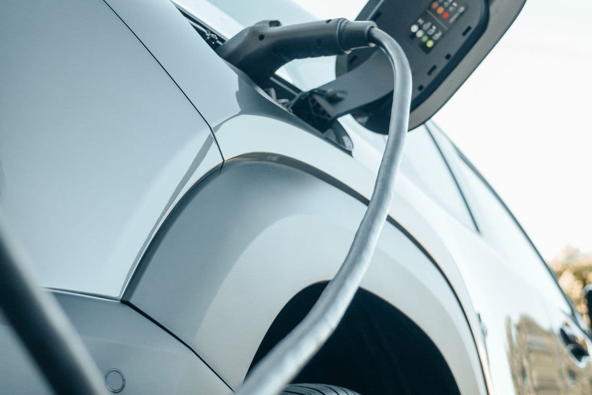 Carro elétrico conectado ao carregador